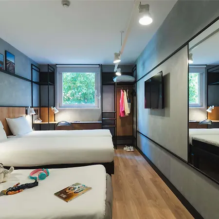 Ibis Hotel *
