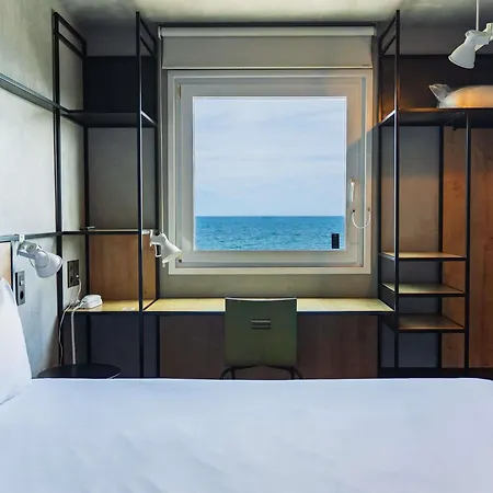 Ibis Hotel *