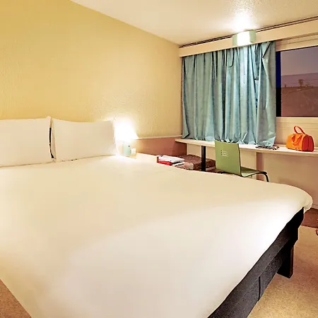 Ibis Hotel *