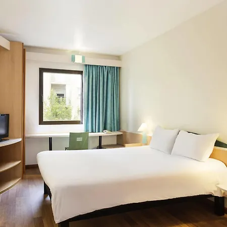 Ibis Hotel *